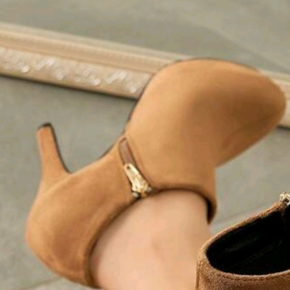 BRAND NEW ANTONIO MELANI SOFT SUEDE SIDE ANKLE BOOTIE